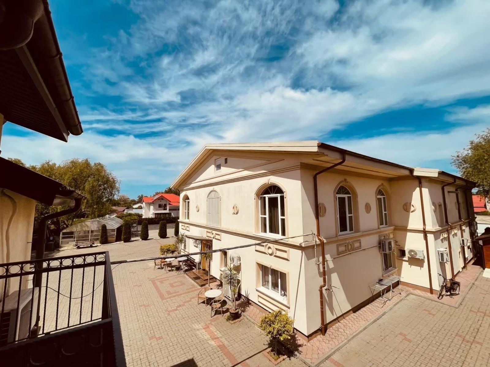 Pensiunea Romeo Tecuci Exterior photo